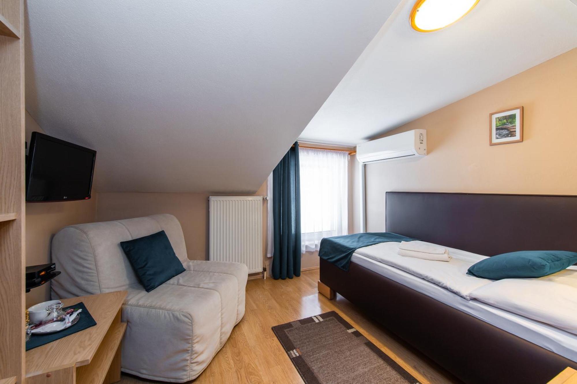Penzion Siesta Vráble Exteriör bild
