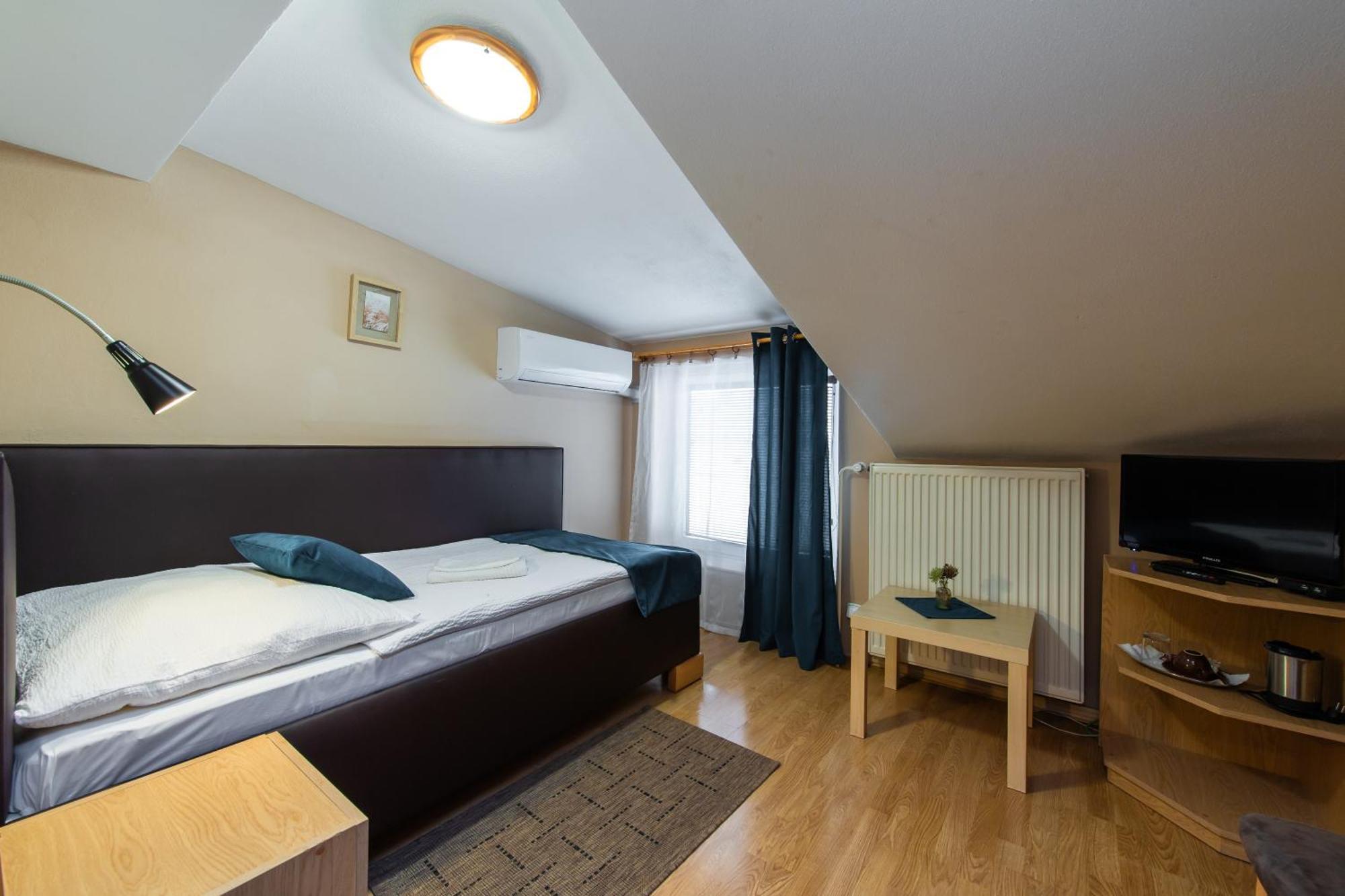 Penzion Siesta Vráble Exteriör bild